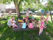 Společné odpoledne rodičů a dětí - natírání popelnic